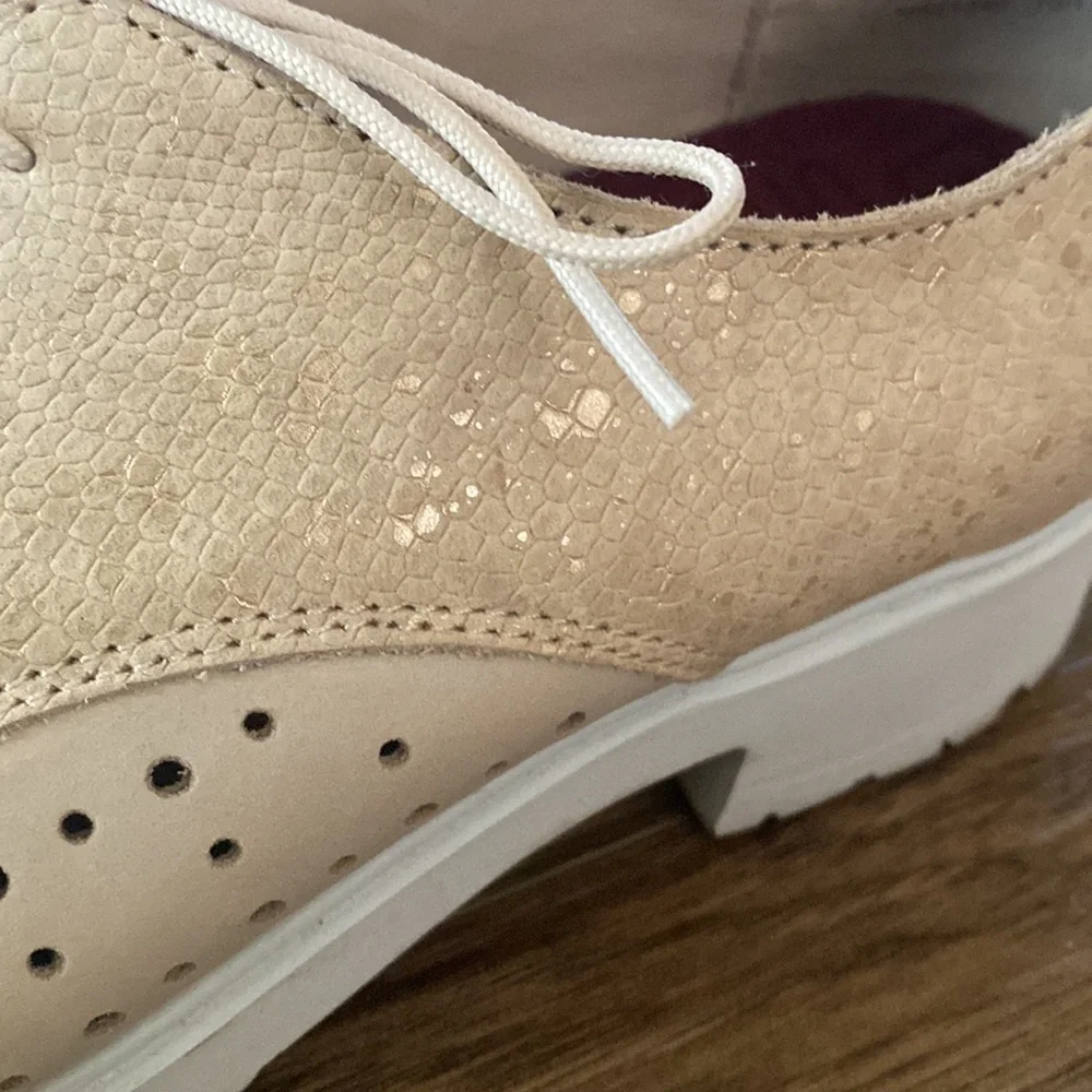 Munro Durell Beige Nubuck Perforated Oxford Shoes Size 8 W academia preppy comfy